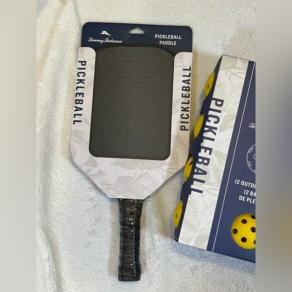 Tommy Bahama Pickle Ball Starter Set NIP 2 Paddles 12 Balls Bonus Keychain NWT - Picture 2 of 11